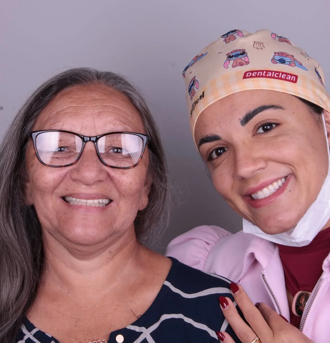Lado a lado — A Dra. Camila com uma paciente