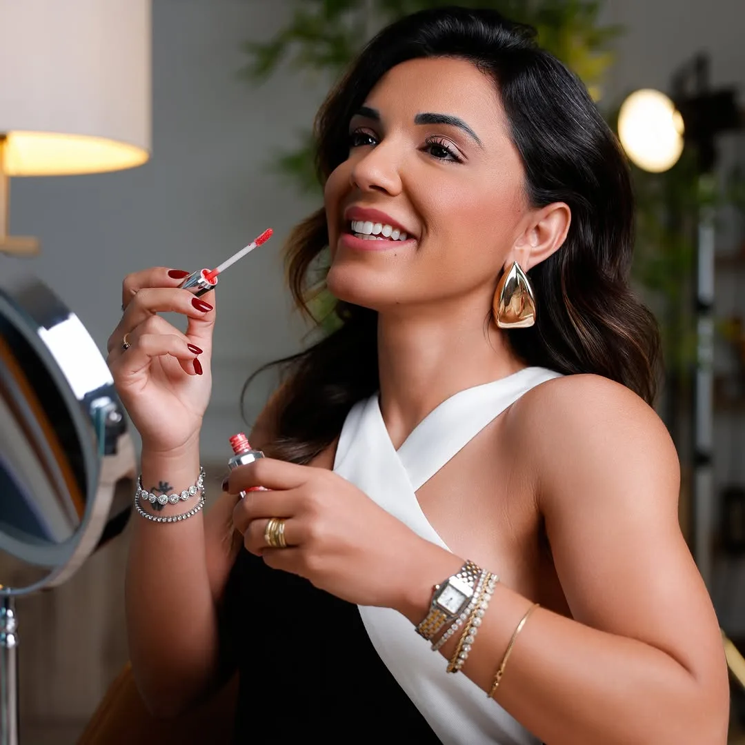 Dra. Camila Roberta sorrindo em seu consultório